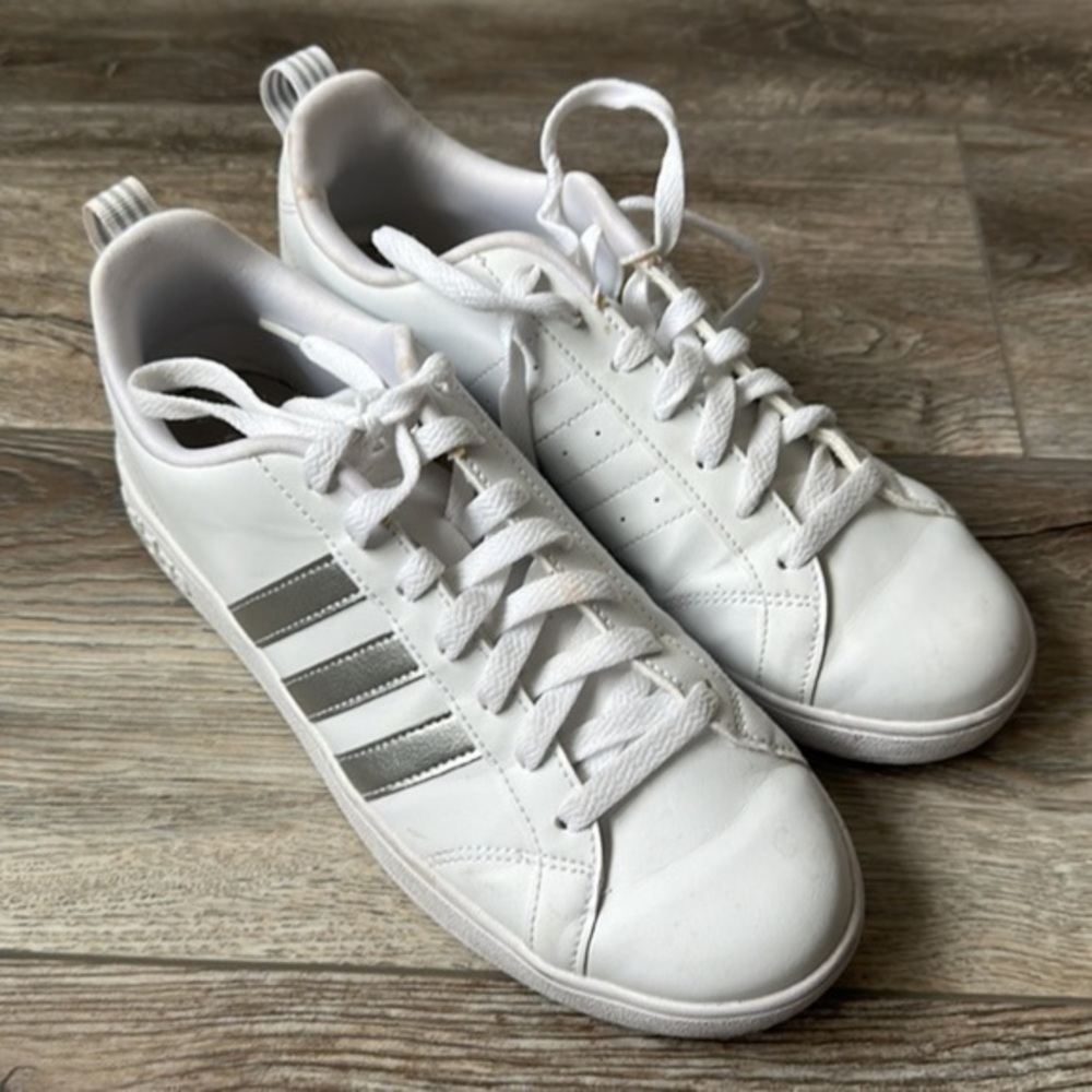 Adidas shoes athletic white silver size 8.5 gently used metallic stripes